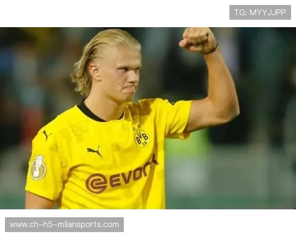 哈兰德赞助小镇青训服装，细节暖到粉丝心里